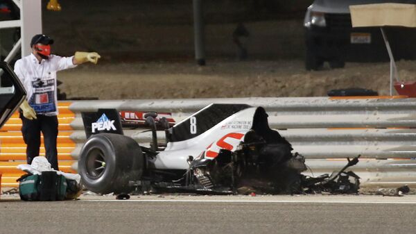 Болид пилота команды Хаас Ромена Грожана после стокновения на Гран-при Бахрейна