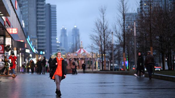 Девушка прогуливается на Новом Арбате в Москве
