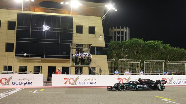 Пилот Мерседеса Льюис Хэмилтон на финише Гран-при Бахрейна