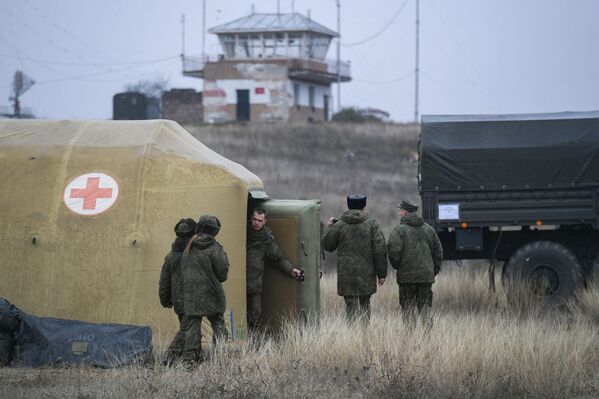 Российские военнослужащие на территории мобильного полевого госпиталя неподалеку от Степанакерта