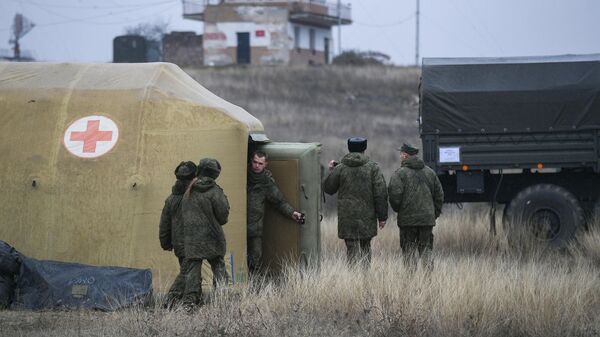 Российские военнослужащие на территории мобильного полевого госпиталя неподалеку от Степанакерта
