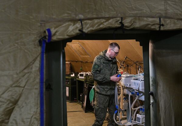 Российский военнослужащий проводит монтаж оборудования на территории мобильного полевого госпиталя неподалеку от Степанакерта