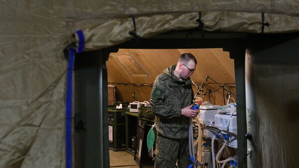 Российский военнослужащий проводит монтаж оборудования на территории мобильного полевого госпиталя неподалеку от Степанакерта