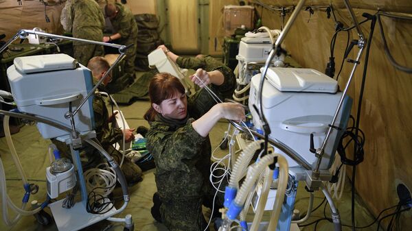 Российские военнослужащие проводят монтаж оборудования на территории мобильного полевого госпиталя неподалеку от Степанакерта