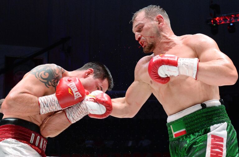 Станислав Каштанов и Асламбек Идигов в поединке за титул чемпиона Европы по версии WBO в рамках международного турнира по профессиональному боксу Время Легенд в Грозном