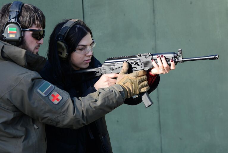 Участница первого этапа фестиваля Sportbeauty 2019 во время занятий по тактической стрельбе из стрелкового оружия на полигоне Российского университета спецназа в Гудермесе