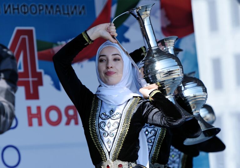 Выступление ансамбля песни и танца Заманхо в Грозном на праздновании Дня народного единства