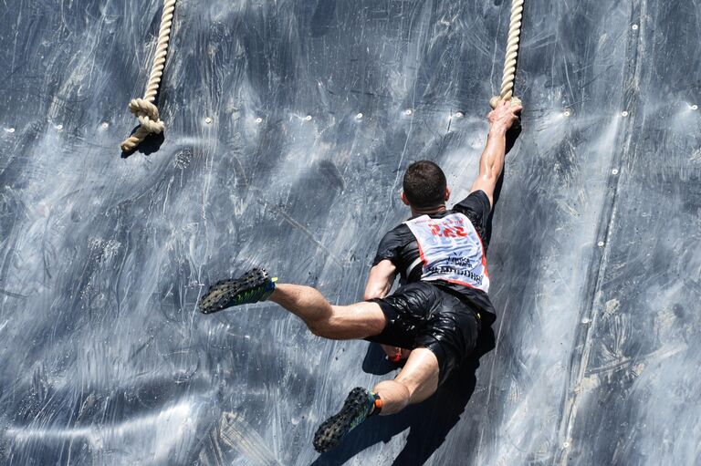Участник Гонки героев - Новая высота на базе Международного учебного центра сил специального назначения в Гудермесе. Препятствие Эверест