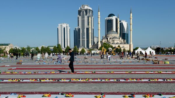 Подготовка к празднованию народного ифтара на главной площади перед мечетью Сердце Чечни в Грозном