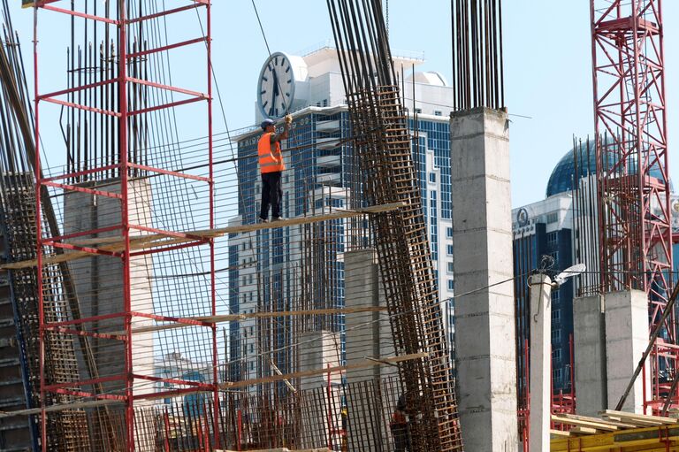 Рабочие  армируют каркас здания торгово-развлекательного центра Грозный молл в Грозном