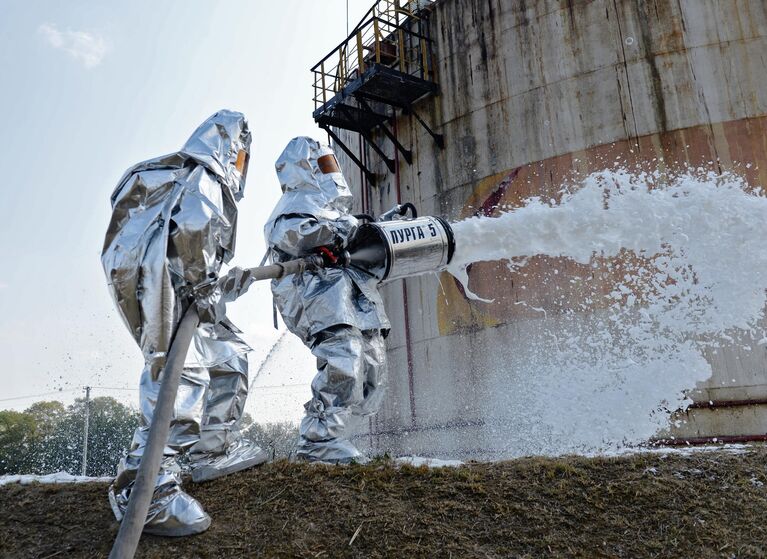 Сотрудники пожарной службы МЧС РФ во время командно-штабных учений по тушению нефтехранилищ в Шалинском районе