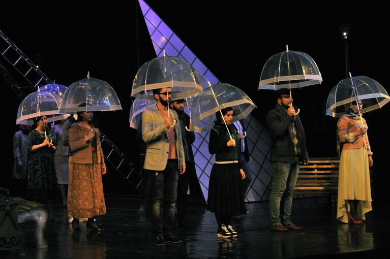 Артисты Чеченского государственного драматического театра имени Х. Нурадилова в сцене из спектакля Домой в Государственном театрально-концертном зале Грозного на праздновании Дня чеченского языка