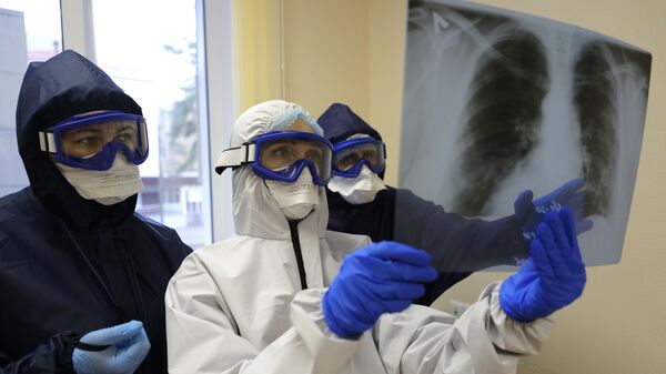 Медицинские работники ковид-госпиталя рассматривают рентген легких