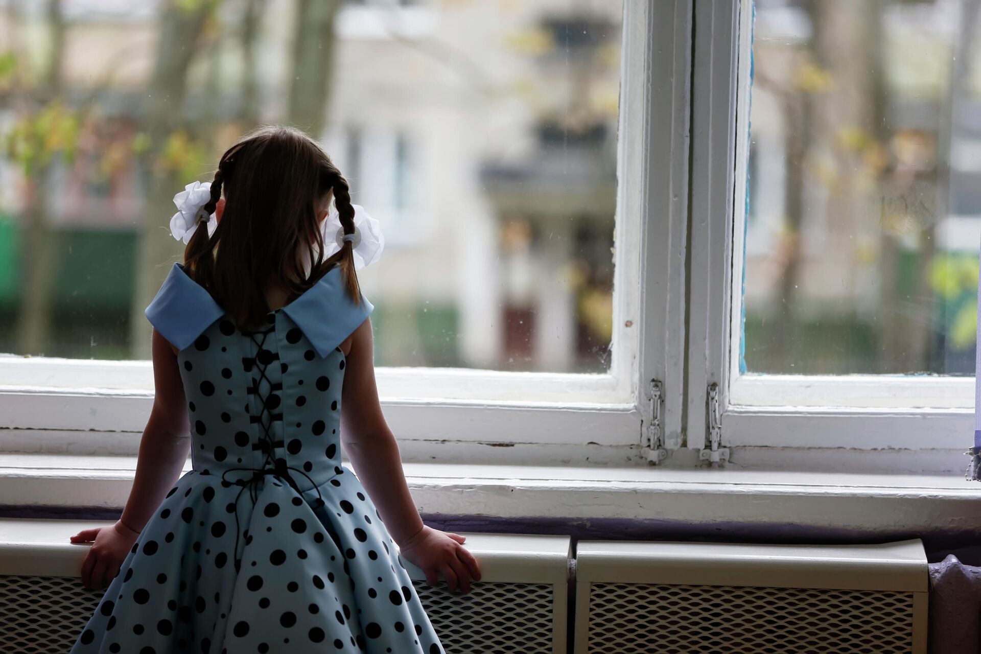 Девочка у окна в детском доме - РИА Новости, 1920, 27.05.2022