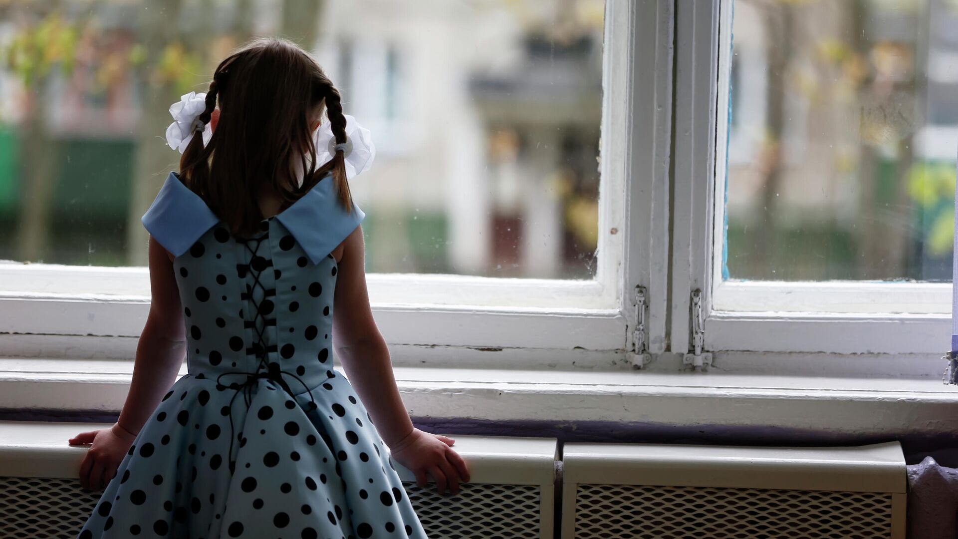 Девочка у окна в детском доме - РИА Новости, 1920, 18.03.2023