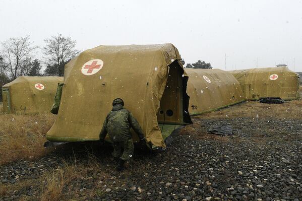 Российские военнослужащие устанавливают каркасный модуль на территории мобильного полевого госпиталя неподалеку от Степанакерта