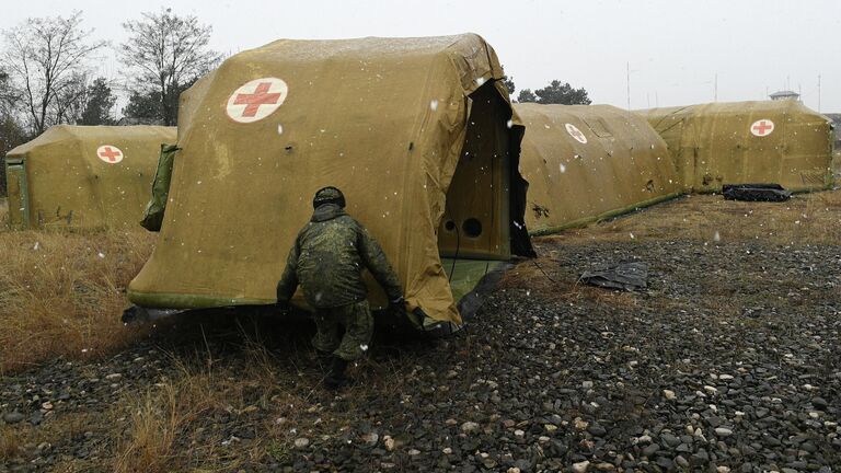 Российские военнослужащие устанавливают каркасный модуль на территории мобильного полевого госпиталя неподалеку от Степанакерта