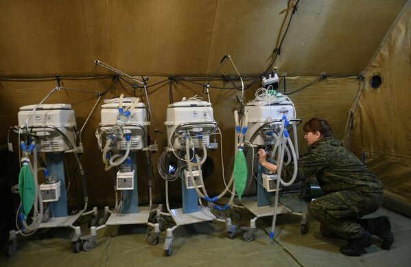Российская военнослужащая проводит монтаж оборудования на территории мобильного полевого госпиталя неподалеку от Степанакерта