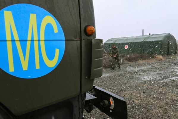 Российский военнослужащий на территории мобильного полевого госпиталя неподалеку от Степанакерта
