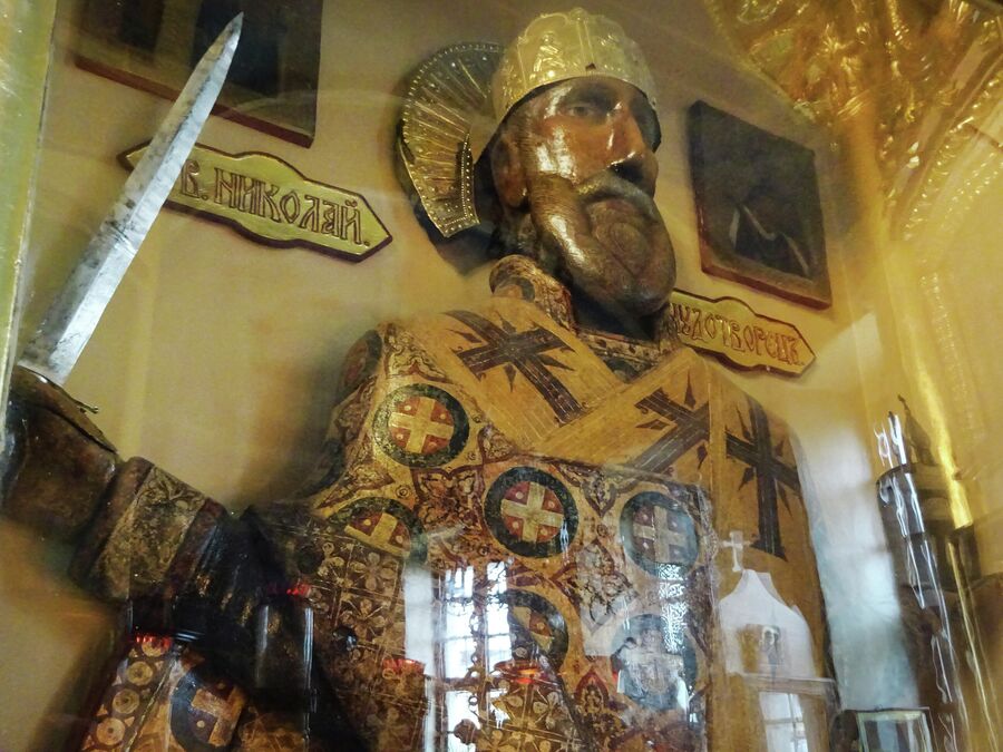Деревянная фигура Николая Чудотворца Можайского в Благовещенском соборе