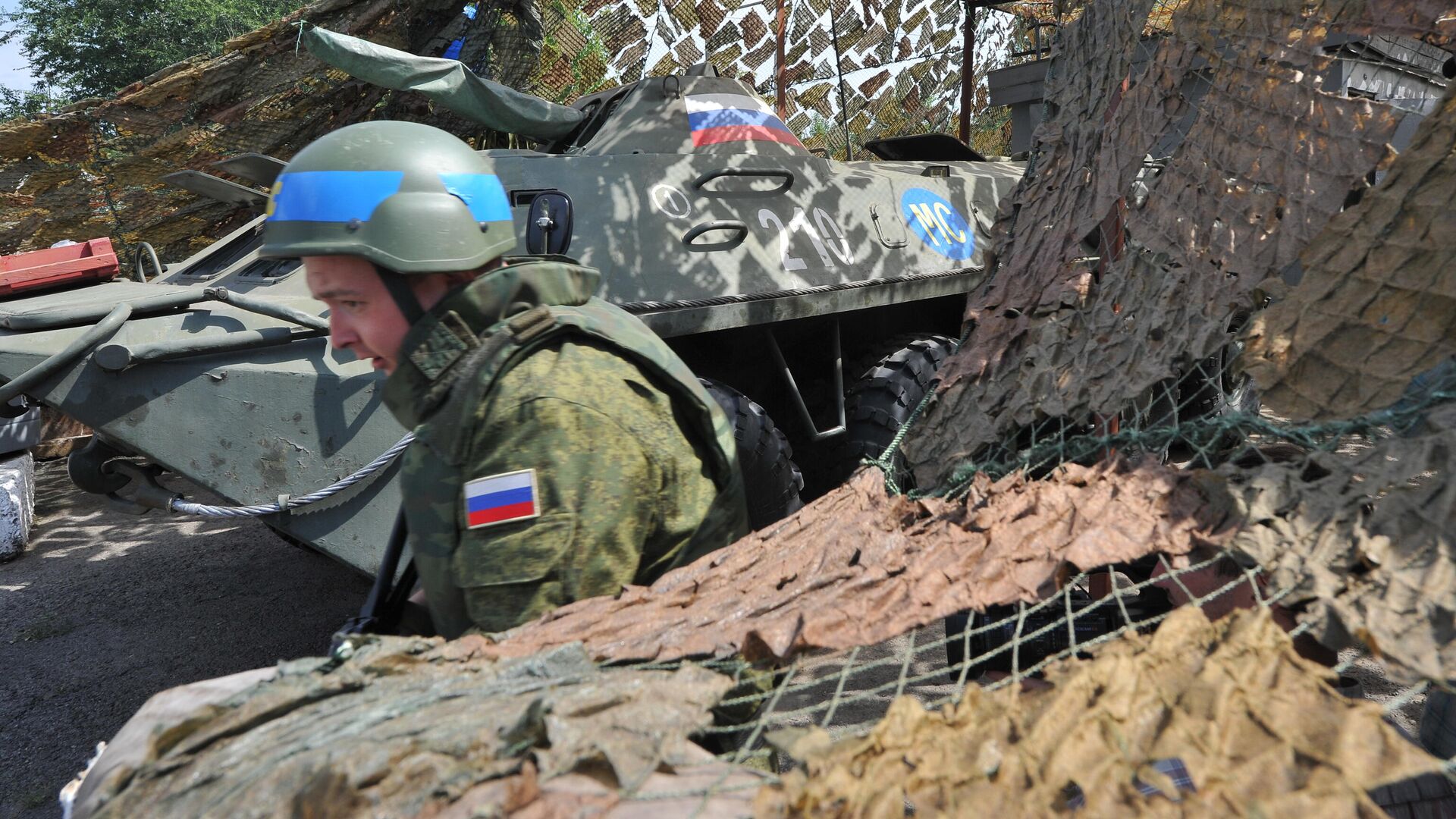 Российский миротворец на блокпосту, расположенном на въезде в город Бендеры - РИА Новости, 1920, 01.12.2020