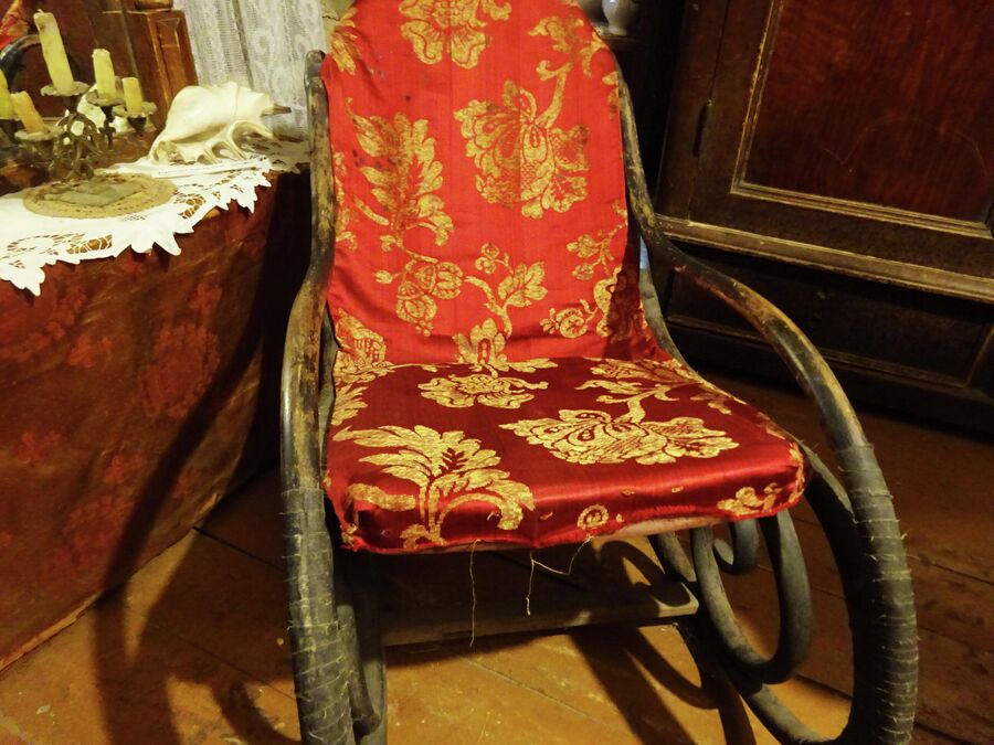 Кресло-качалка в доме Полежаевых