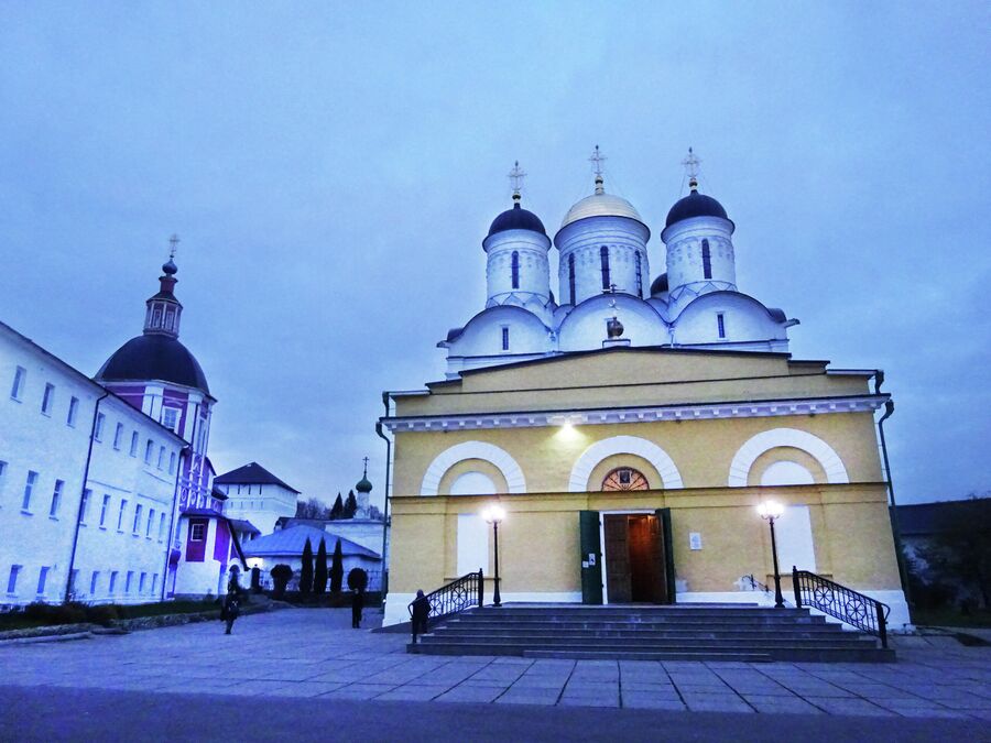 Рождественский собор и церковь св. Митрофания в Свято-Пафнутьевом Боровском монастыре
