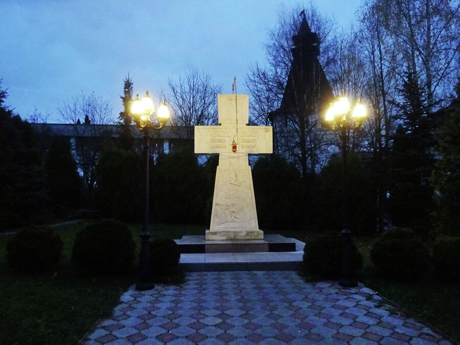 Поклонный крест в Свято-Пафнутьевом Боровском монастыре
