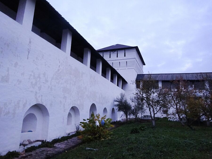 Сторожевая башня и монастырские стены в Свято-Пафнутьевом Боровском монастыре