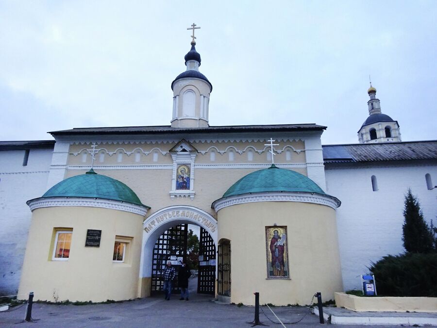 Святые ворота в Свято-Пафнутьевом Боровском монастыре