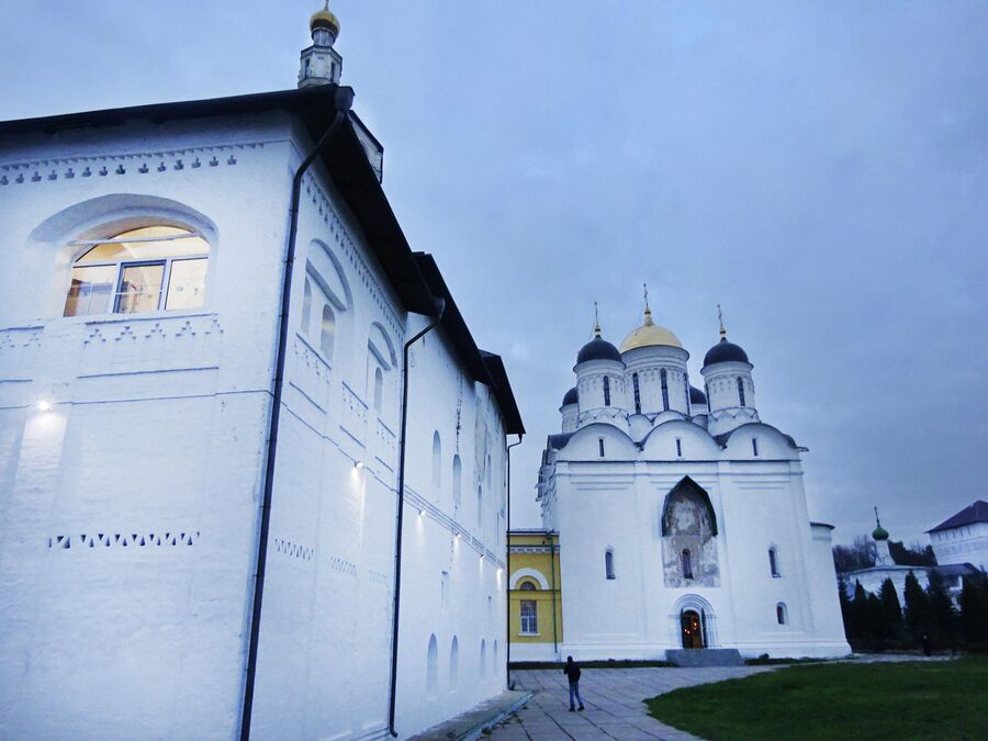 Трапезная и Рождественский собор в Свято-Пафнутьевом Боровском монастыре