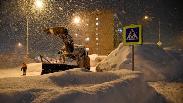 Снегоуборочная техника коммунальных служб во время уборки снега в Норильске