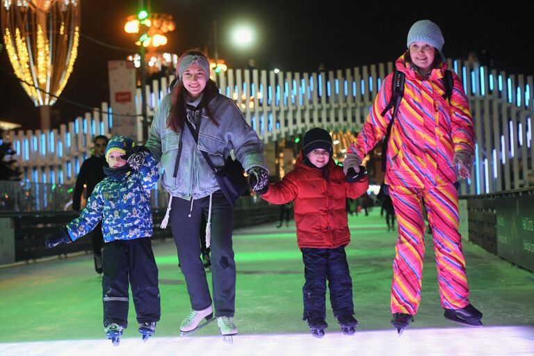 Посетители на открытии катка на ВДНХ в Москве