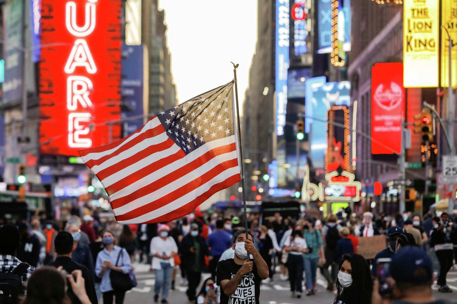 Мужчина с флагом США на Таймс-сквер в Нью-Йорке - РИА Новости, 1920, 14.12.2020