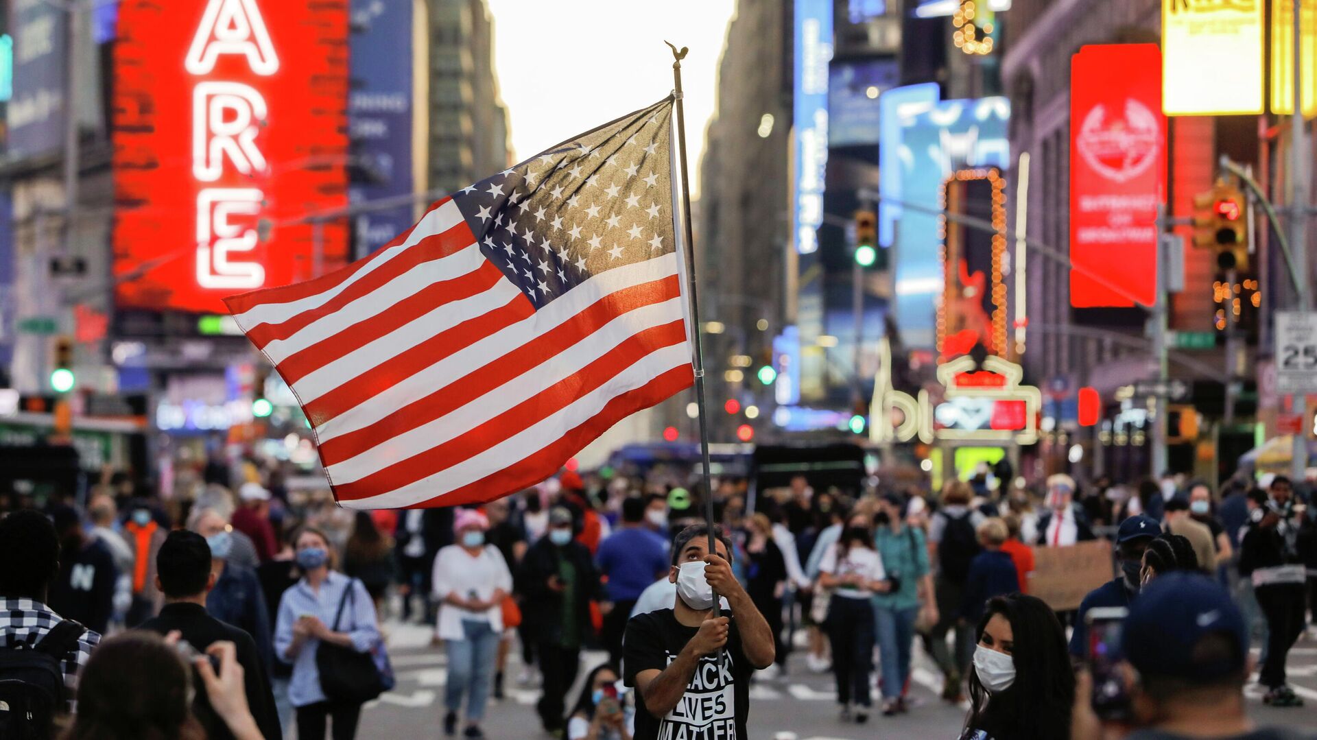 Мужчина с флагом США на Таймс-сквер в Нью-Йорке - РИА Новости, 1920, 04.12.2020