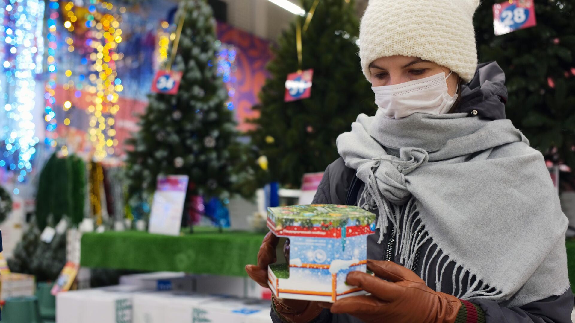 Покупательница выбирает новогодние товары в одном из торговых центров - РИА Новости, 1920, 30.11.2020