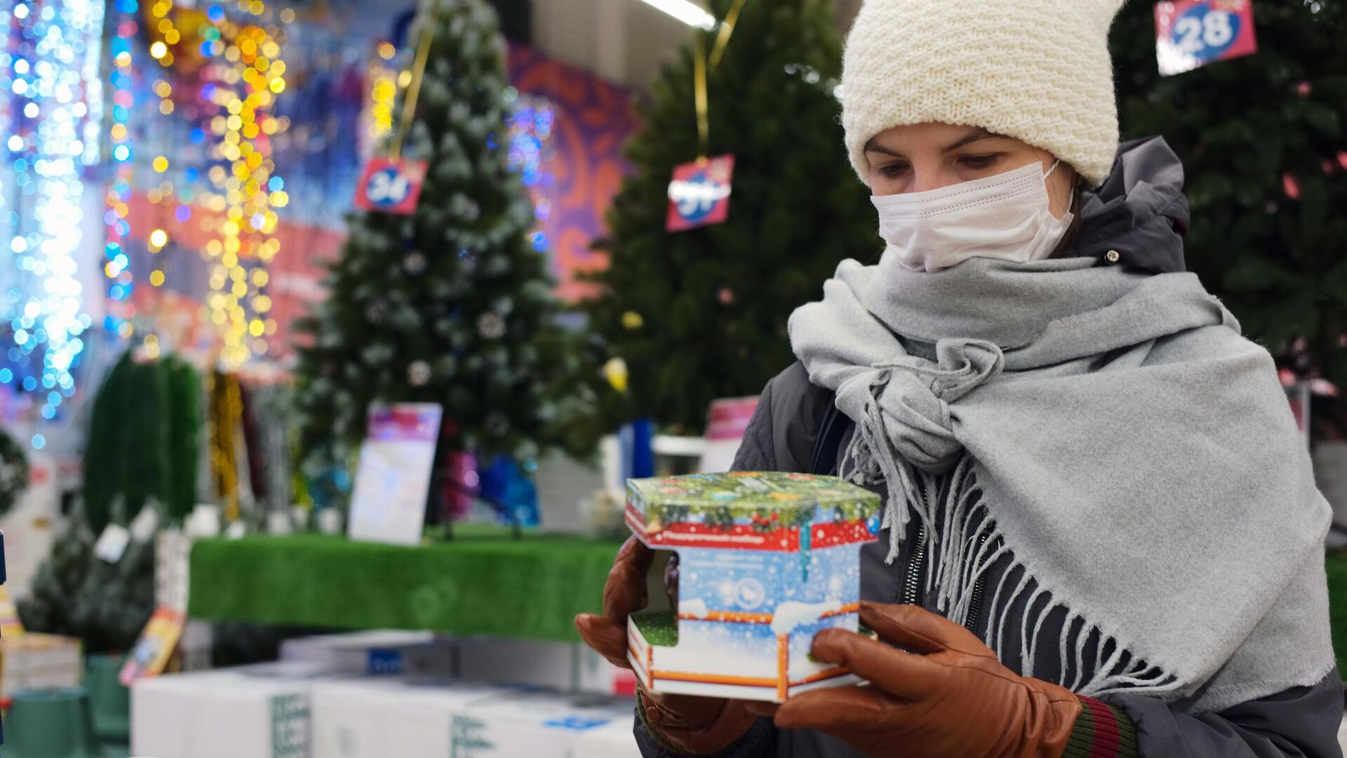 Покупательница выбирает новогодние товары в одном из торговых центров - РИА Новости, 1920, 30.11.2020