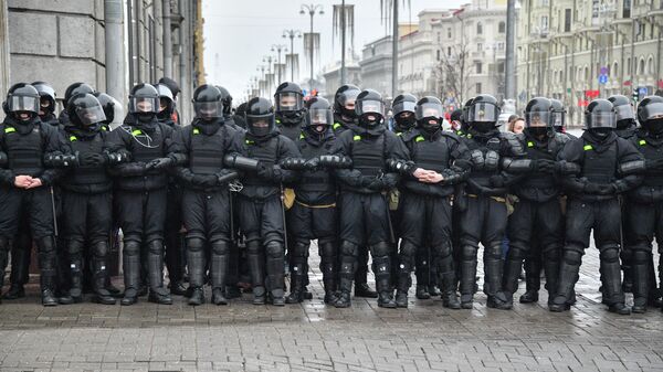 Сотрудники правоохранительных органов на акции протеста пенсионеров Марш мудрости в Минске