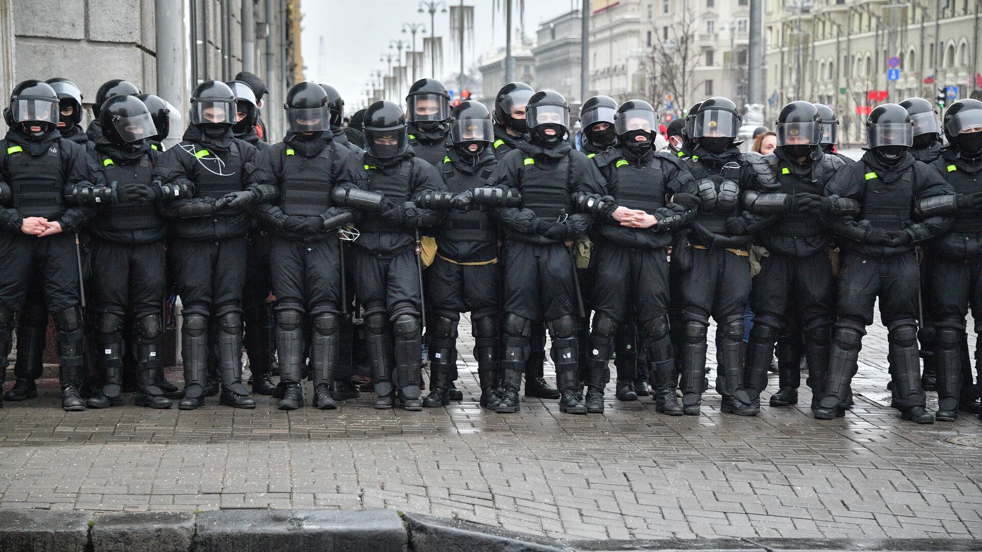 Сотрудники правоохранительных органов на акции протеста пенсионеров Марш мудрости в Минске - РИА Новости, 1920, 17.12.2020