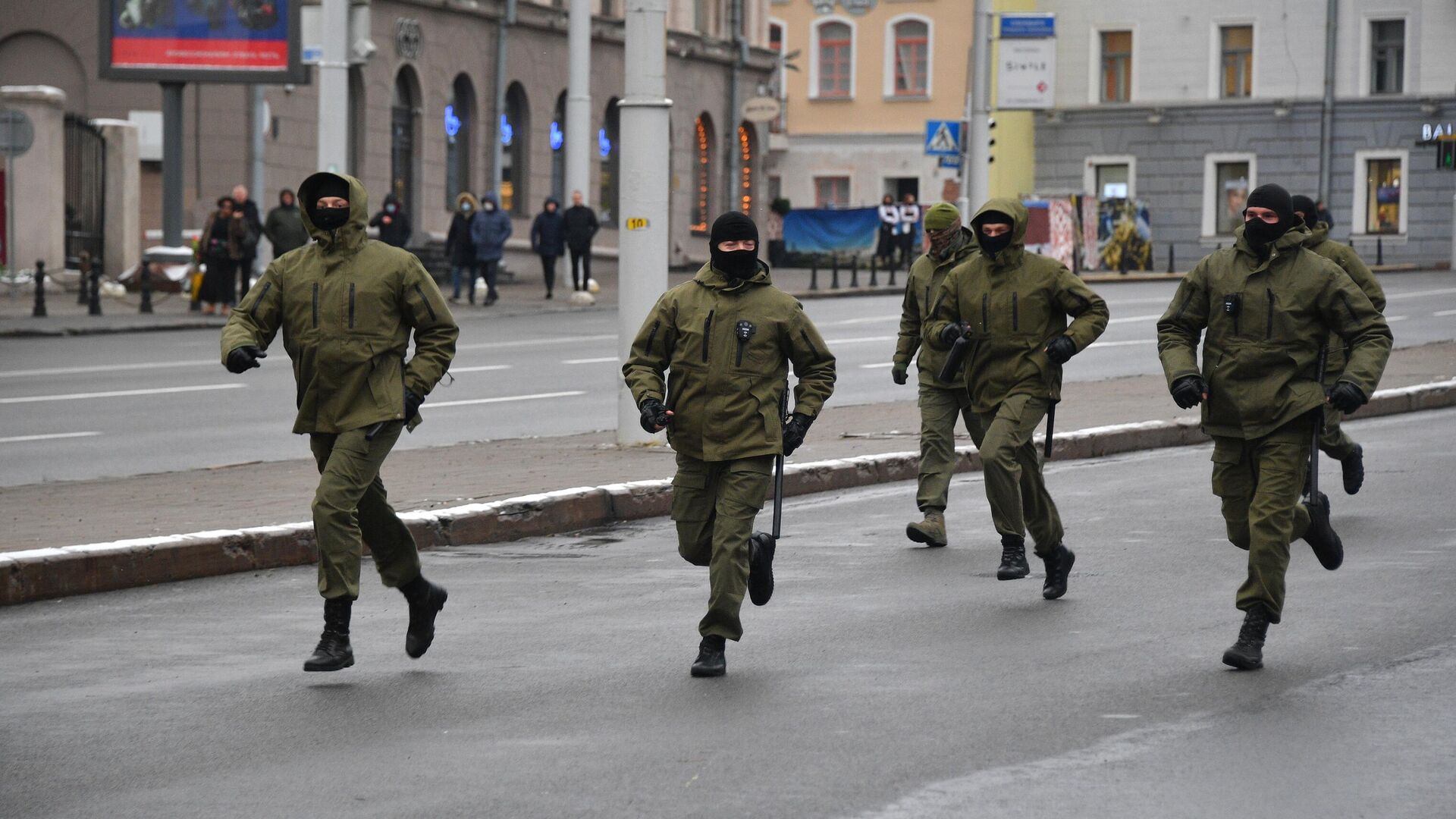 Сотрудники правоохранительных органов на акции протеста пенсионеров Марш мудрости в Минске - РИА Новости, 1920, 07.12.2020