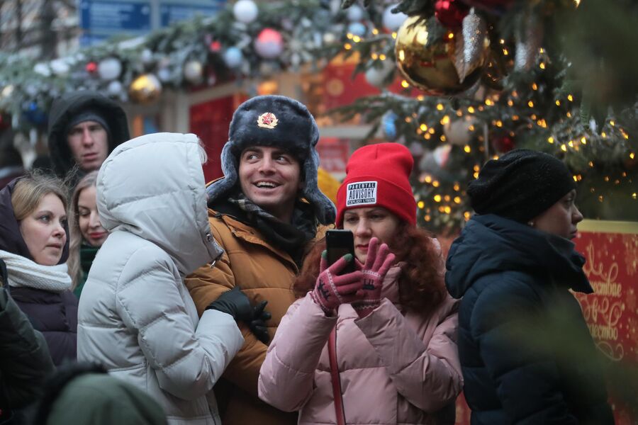 Иностранные туристы на фестивале Путешествие в Рождество в Москве