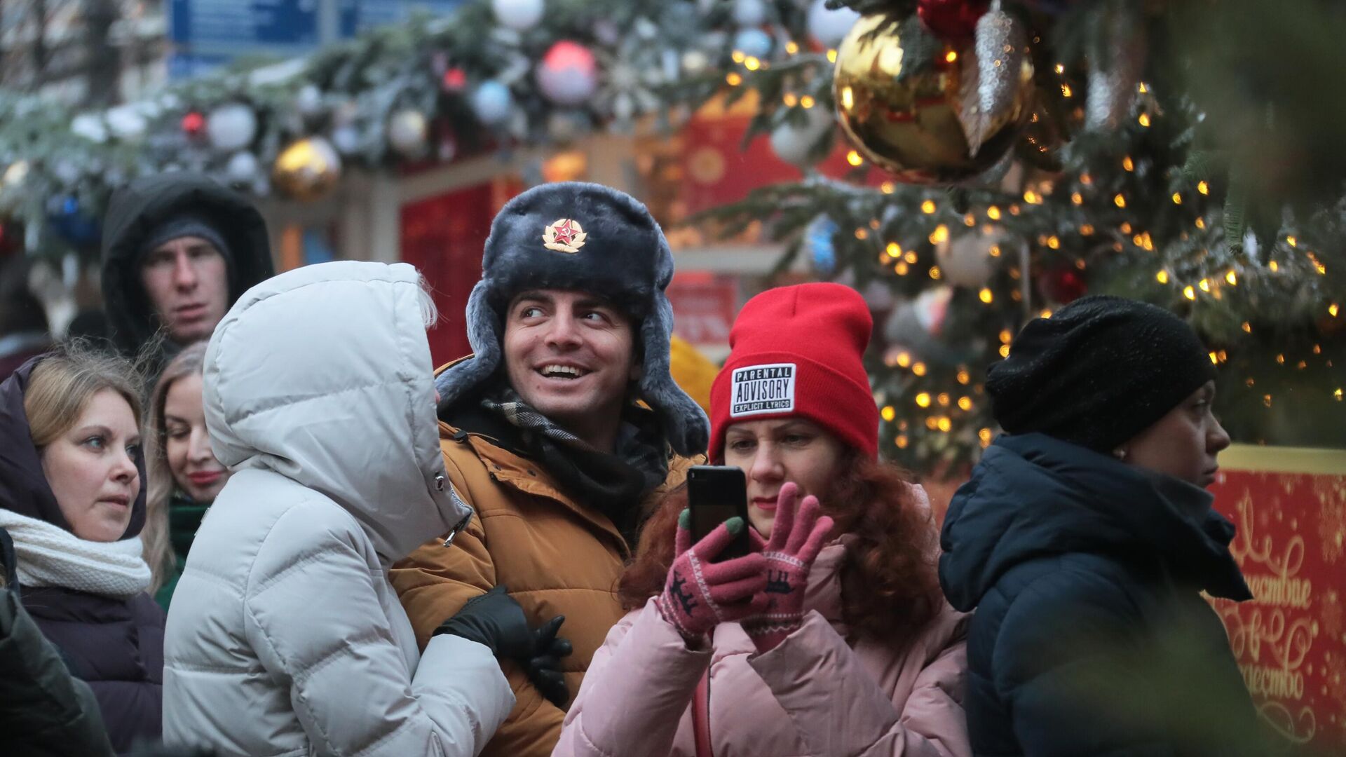 Иностранные туристы на фестивале Путешествие в Рождество в Москве - РИА Новости, 1920, 15.12.2020