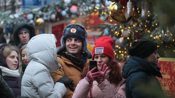 Иностранные туристы на фестивале Путешествие в Рождество в Москве