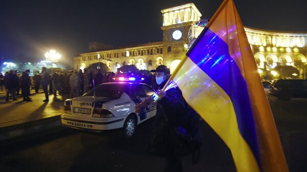 Участники митинга сторонников Николы Пашиняна перед Домом правительства
