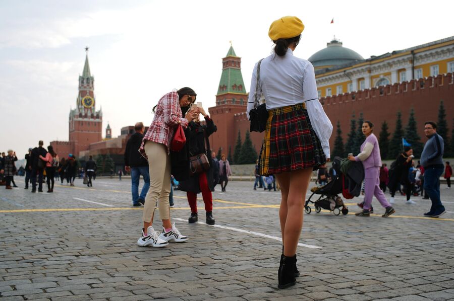 Иностранные туристки фотографируются на Красной площади в Москве