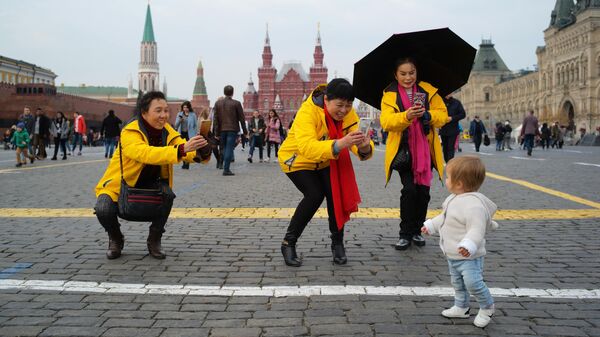 Иностранные туристки на Красной площади в Москве