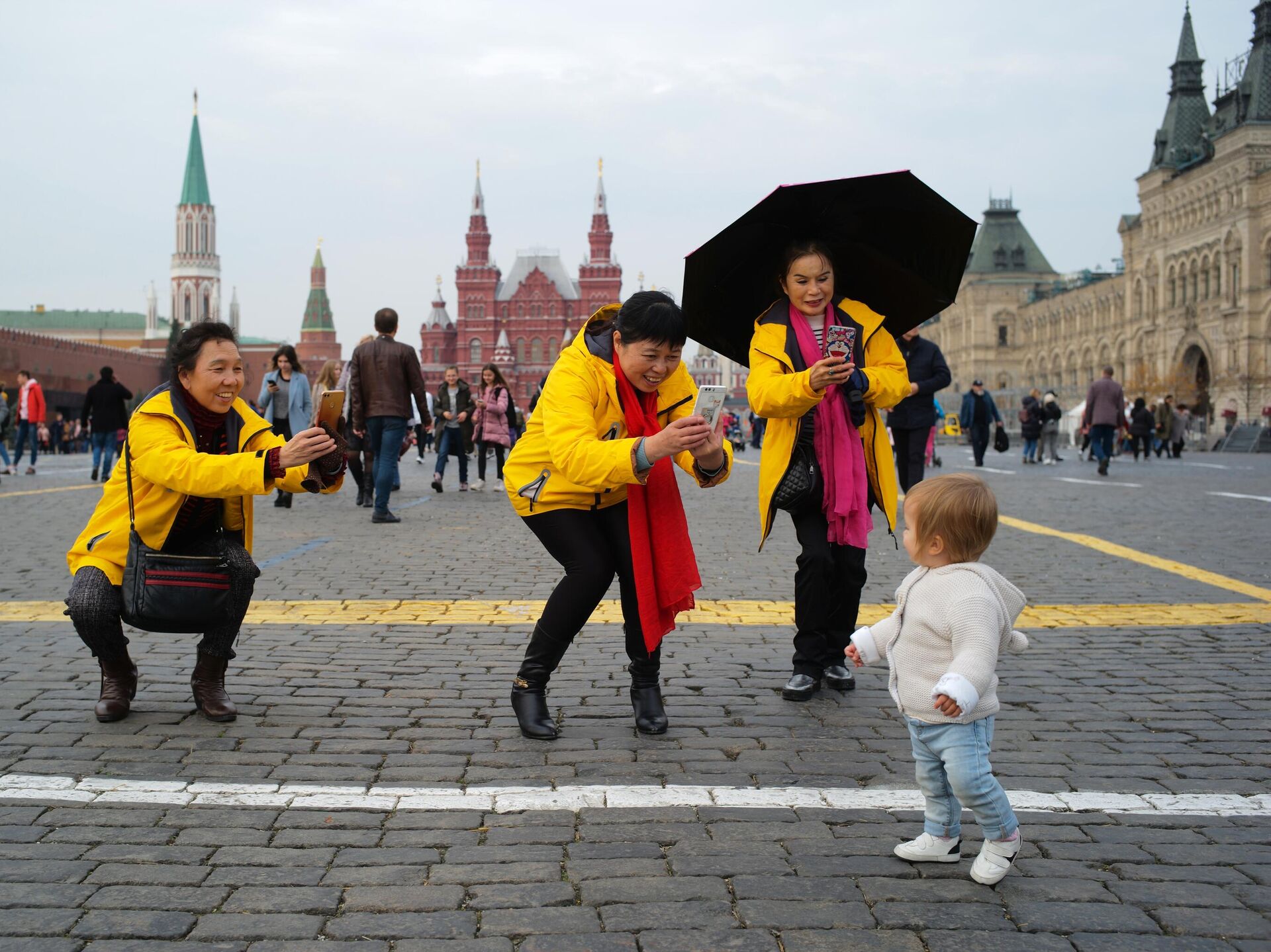 Группа зарубежных туристов своими глазами хочет. Туристы на красной площади. Иностранные туристы в Москве. Китайские туристы. Китайские туристы на красной площади.