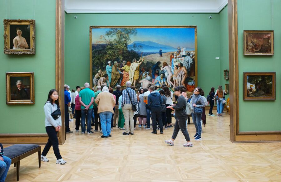 Иностранные туристы у картины Явление Христа народу художника А. Иванова в Третьяковской галерее