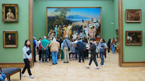 Иностранные туристы у картины Явление Христа народу художника А. Иванова в Третьяковской галерее