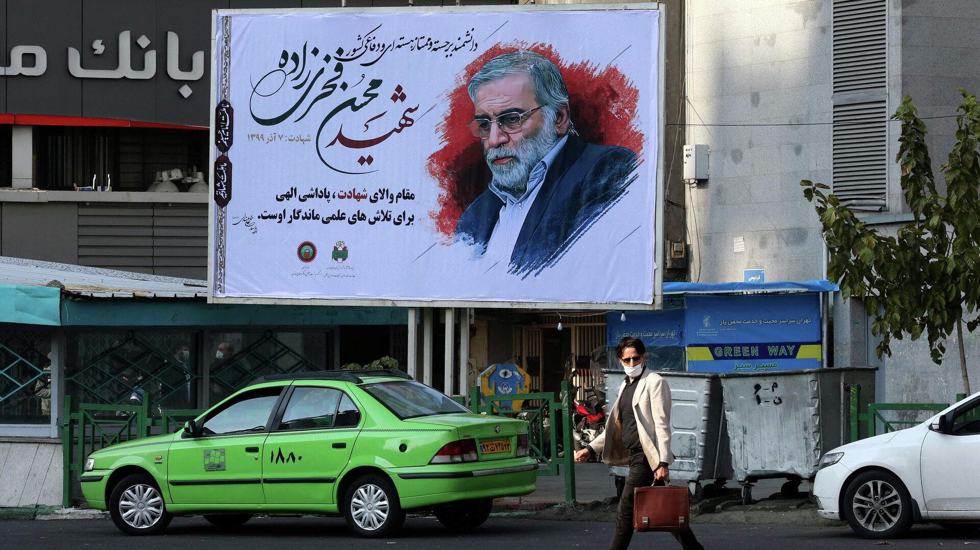 Портрет иранского физика  Мохсена Фахризаде Махабади на одной из улиц Тегерана  - РИА Новости, 1920, 01.12.2020